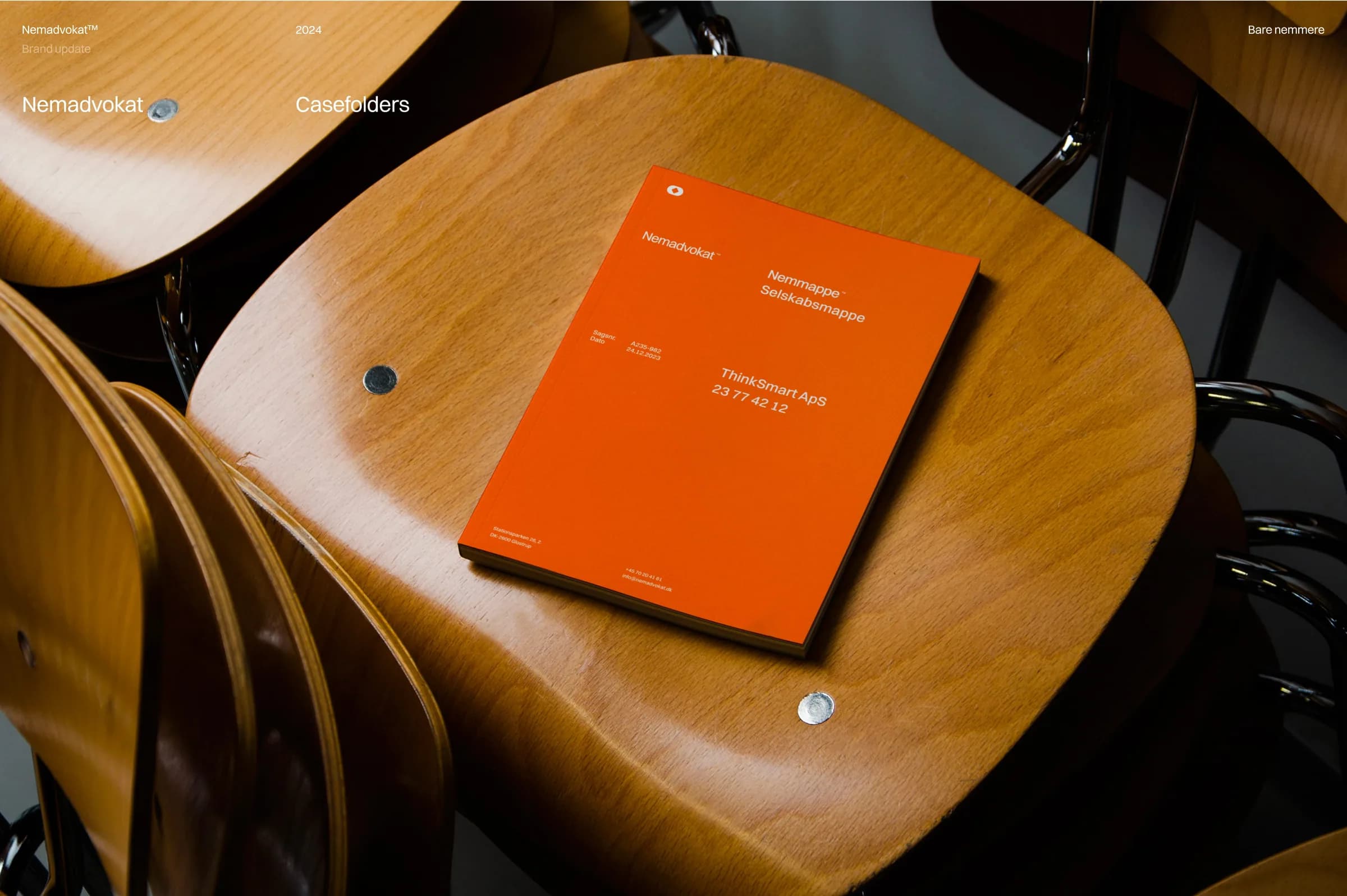 Nemadvokat printed collateral on a wooden chair